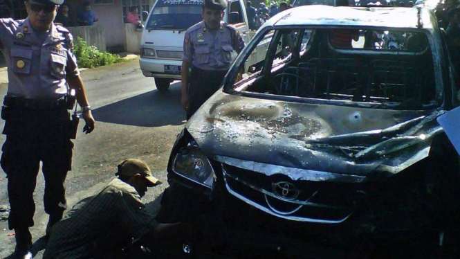 Mobil FPI dibakar di Kendal