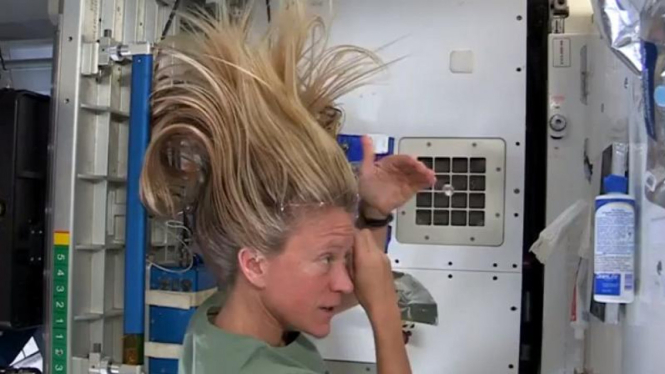 Astronot NASA Karen Nyberg sedang berkeramas di pesawat ruang angkasa