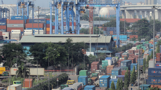 Aktivitas Bongkar Muat Kontainer di Pelabuhan Tanjung Priok.