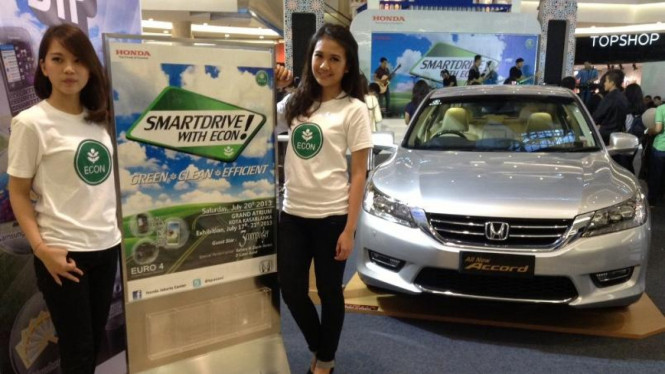 Dua model kampanyekan fitur Econ di depan Honda Accord