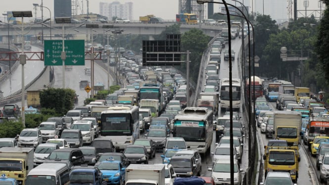 Ilustrasi/Jakarta usai diguyur hujan deras beberapa waktu lalu membuat kemacetan di sejumlah ruas jalan.
