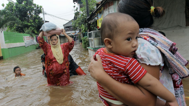 Banjir Menggenangi Kampung Melayu Kecil