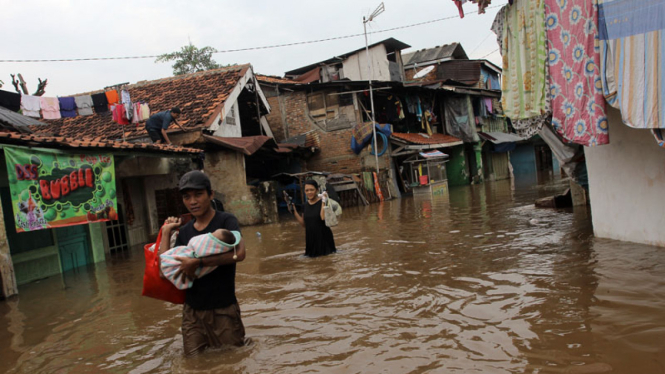 Banjir Menggenangi Kampung Melayu Kecil