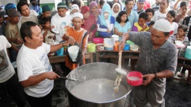 foto suasana pembagian bubur samin banjar secara cuma-cuma ke seluruh warga yang datang