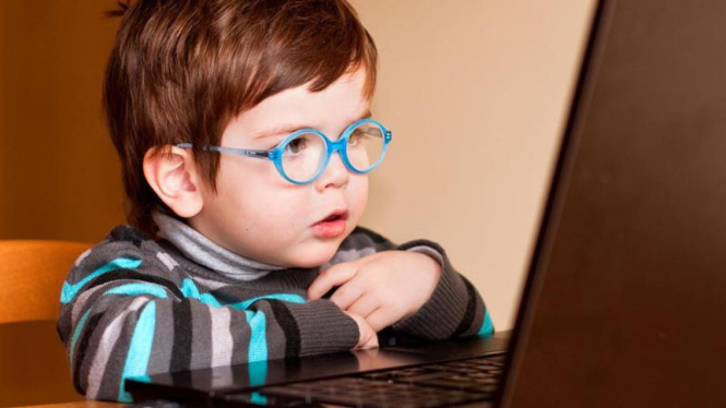 Seorang anak sedang bermain laptop (ilustrasi)