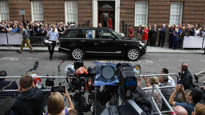 Pangeran William mengendarai Range Rover Vogue