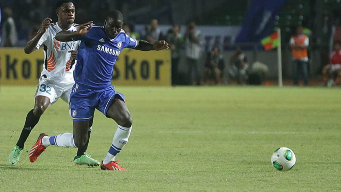 Demba Ba saat tampil di Indonesia.