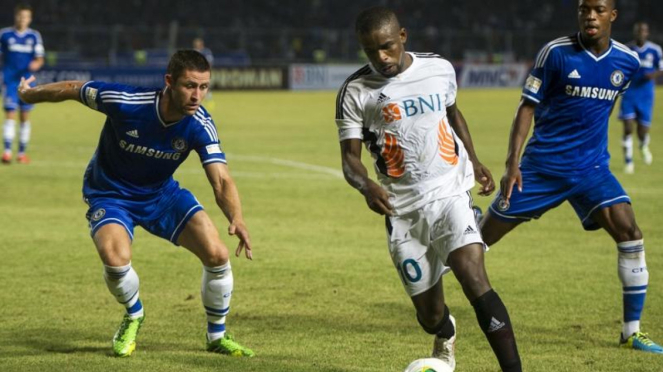 Pemain Indonesia, Greg Nwokolo (putih), saat melawan Chelsea