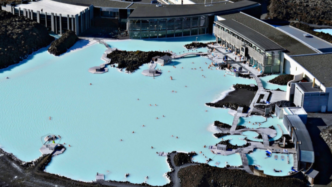 Blue Lagoon memiliki air berwarna biru bak laguna.