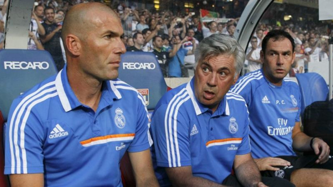Pelatih Real Madrid, Carlo Ancelotti (tengah)
