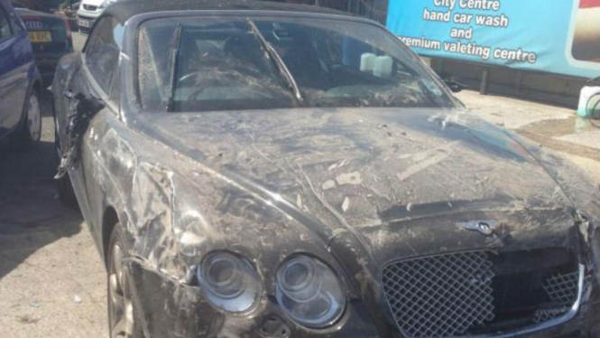 Mobil Bentley dihancurkan pegawai car wash
