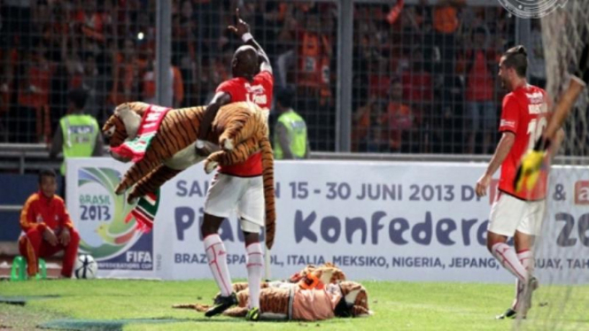 Penyerang Persija Jakarta, Emmanuel Kenmogne (depan) usai mencetak gol