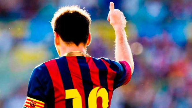 Penyerang Barcelona, Lionel Messi (tengah) usai cetak gol