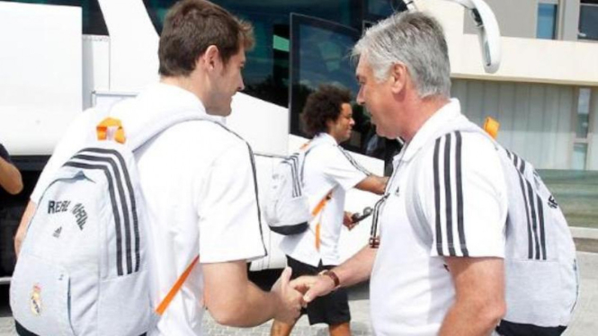 Pelatih anyar Real Madrid, Carlo Ancelotti, dengan Iker Casillas
