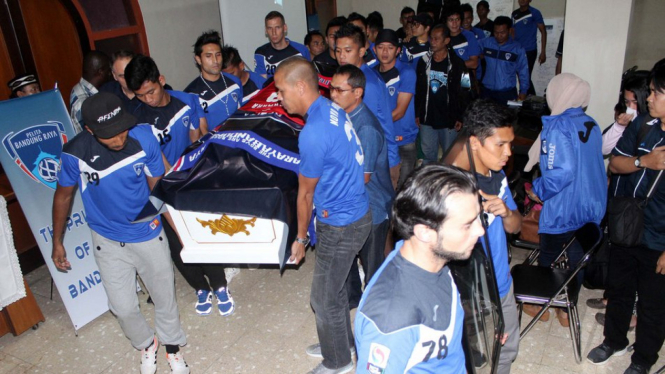 Pemain Pelita Bandung Raya mengangkat jenazah Sekou Camara