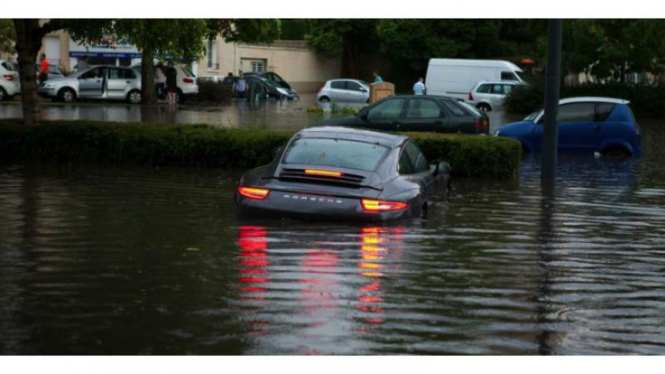Porsche 911 terjebak banjir di Prancis