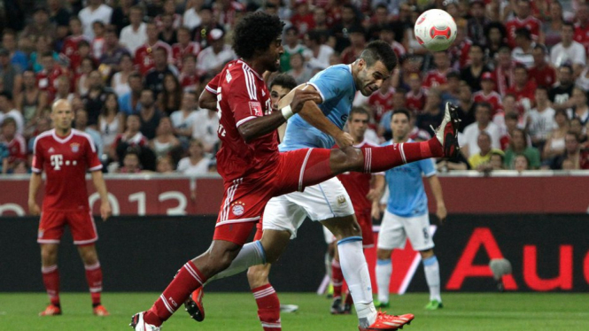 Alvaro Negredo menyundul saat Manchester City lawan Bayern Munich