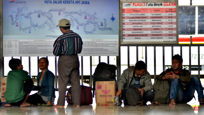 Pemudik di Stasiun Senen