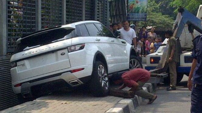  Mobil Mewah Besutan Victoria Beckham Kecelakaan di Tol 