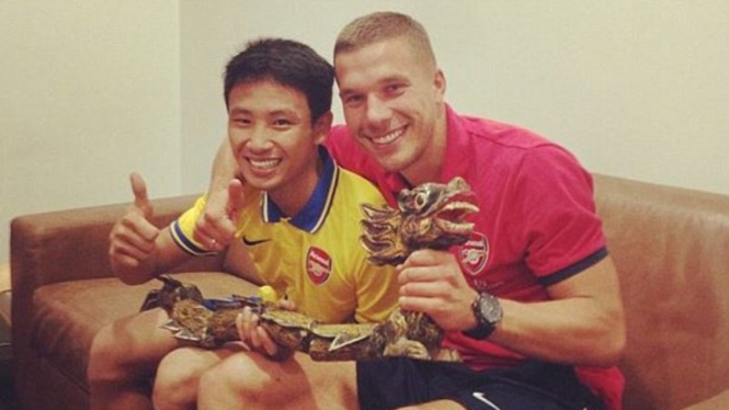 Vu Xuan Tien, fans nekat Vietnam bersama Lukas Podolski
