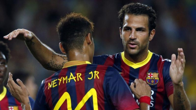 Pemain Barcelona, Cesc Fabregas merayakan gol dengan Neymar