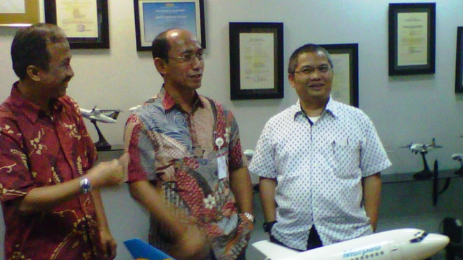 Direktur Utama PT Merpati Nusantara Airlines, Asep Eka Nugraha (tengah).