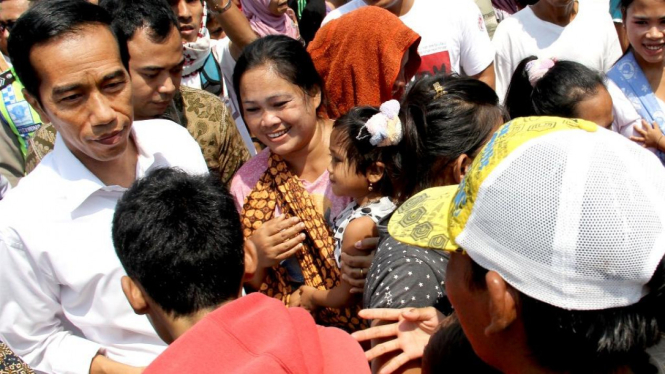 Saat bertemu langsung dengan masyarakat, Presiden Joko Widodo terkadang menyiapkan kuis berhadiah. 