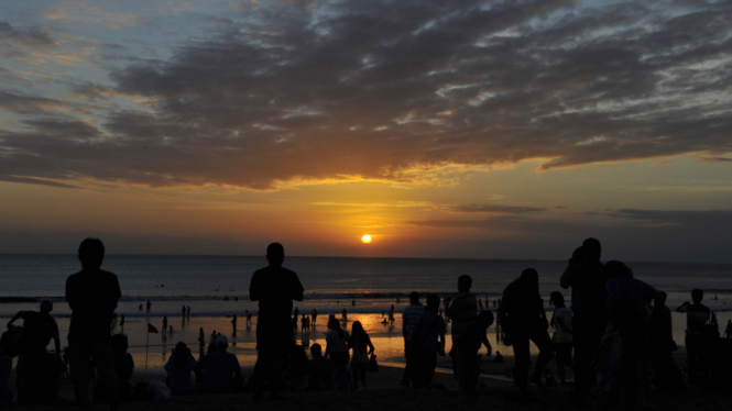 Pesona Sunset di Pantai Kuta Bali
