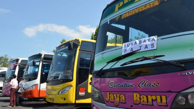 Bus pariwisata.