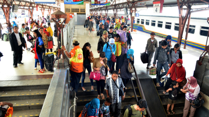 Arus Balik Mudik Lebaran 2013 di Stasiun Senen