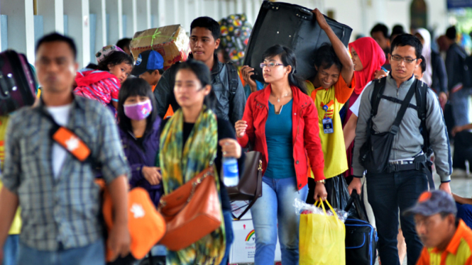 Berjuta manusia secara serentak bergerak demi menikmati libur bersama keluarga di kampung halaman setiap perayaan hari raya Idul Fitri.