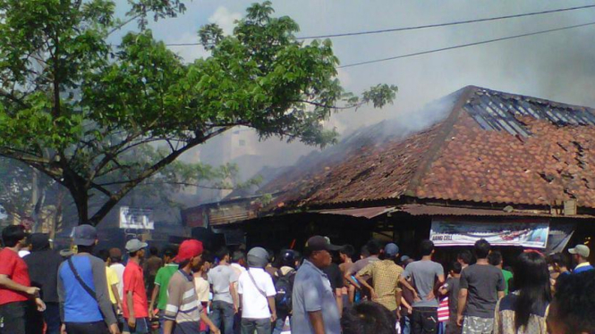 Situasi di sekitar lokasi kebakaran toko di Palembang