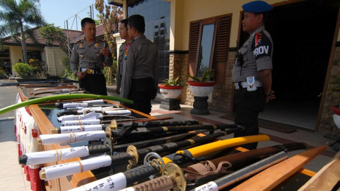 Polisi sita senjata milik anggota FPI dalam bentrokan di Lamongan