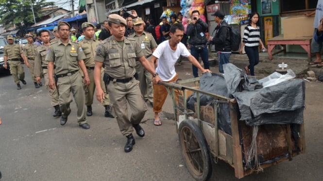 Satpol PP Kembali Tertibkan PKL Jatinegara dan Pasar Gembrong