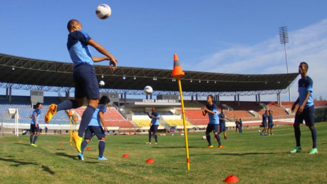 Pemain timnas sepak bola Indonesia melakukan latihan.