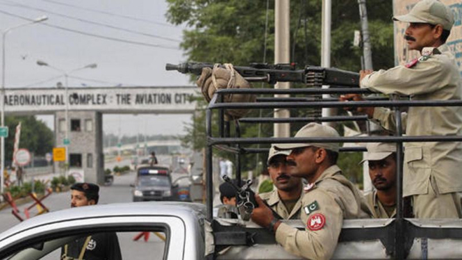 Pasukan Pakistan bertugas di Kota Kamra Provinsi Punjab