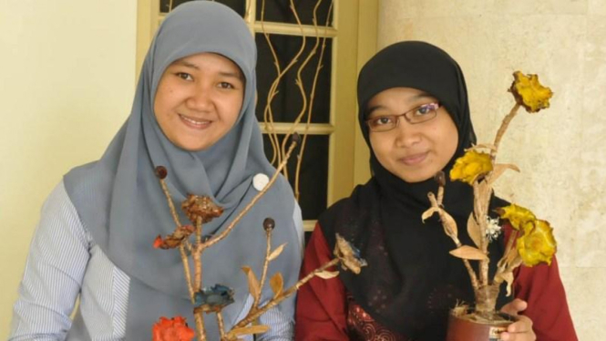 Mahasiswi Pengrajin Bunga Kering dari Batok