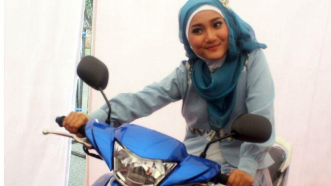 Fatin berpose di atas motor Mio J