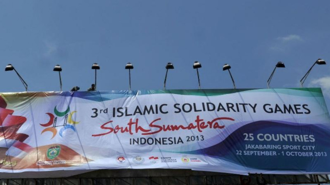 Sejumlah pekerja sedang memasang baliho ISG 2013 di Palembang