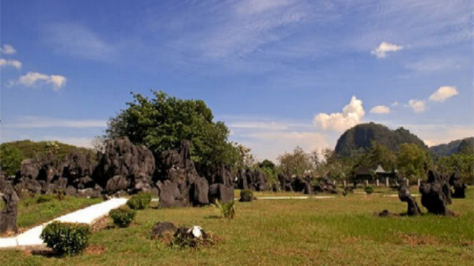 Gugus pegunungan karst Rammang-rammang.