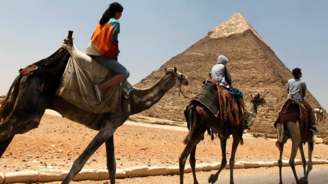 Sejumlah turis mengunjungi Piramid Giza di Mesir