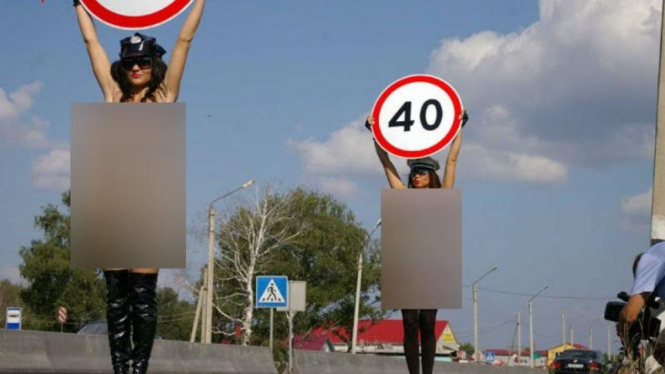 Dua wanita di Rusia kampanye keselamatan lalulintas