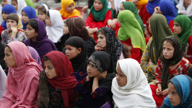 Anak-anak perempuan di Afghanistan.