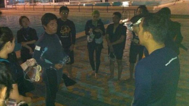 10 Finalis lomba Blog "Keindahan Kepulauan Seribu" dalam sesi pelatihan menyelam