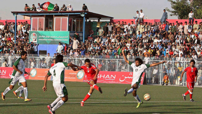 Timnas Afghanistan (merah) melawan Pakistan di Kabul