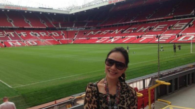 Yuanita bergaya di Stadion Old Trafford