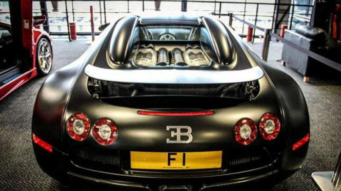 Pelat Nomor "F1" terpasang di Bugatti Veyron