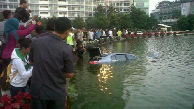 BMW masuk kolam Bundaran HI