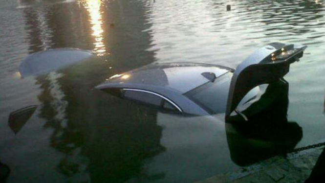 BMW masuk kolam Bundaran HI