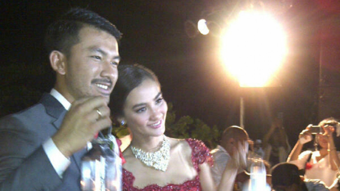 Atiqah Hasiholan dan Rio Dewanto menikah